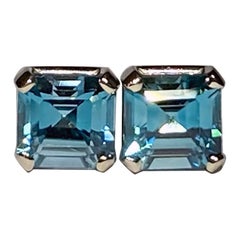 Superbes boucles d'oreilles en zircon bleu en or blanc 14 carats