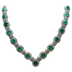 Collar de Esmeralda Natural Ovalada de 28 Quilates y Diamantes de 5 Quilates en Oro de 14 Kilates