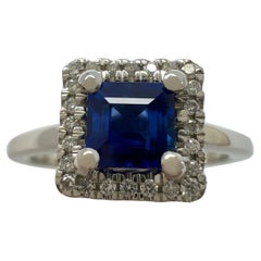 Platin-Halo-Ring mit Kornblumenblauem Saphir und Diamant im Quadratschliff von Ceylon