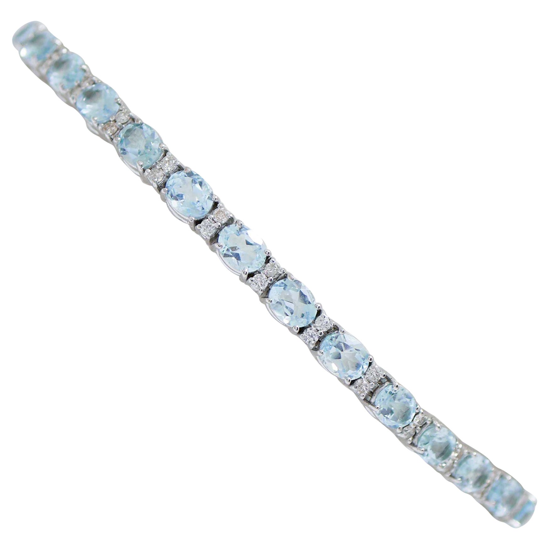 Bracelet en or blanc 18 carats, topaze de couleur aigue-marine et diamants en vente