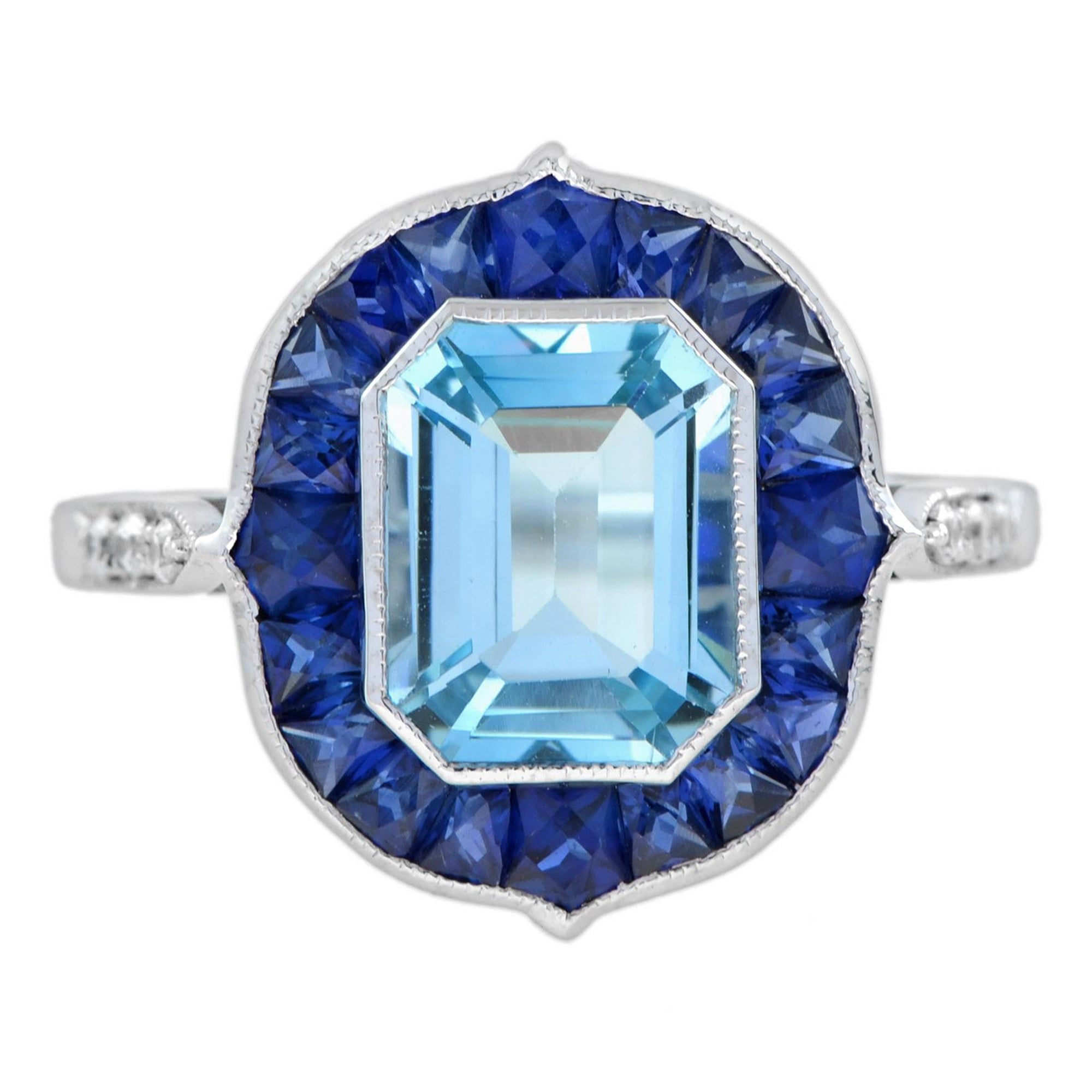 Bague de fiançailles en or blanc 18 carats avec topaze bleue taille émeraude, saphir et diamant en vente