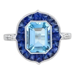 Bague de fiançailles en or blanc 18 carats avec topaze bleue taille émeraude, saphir et diamant