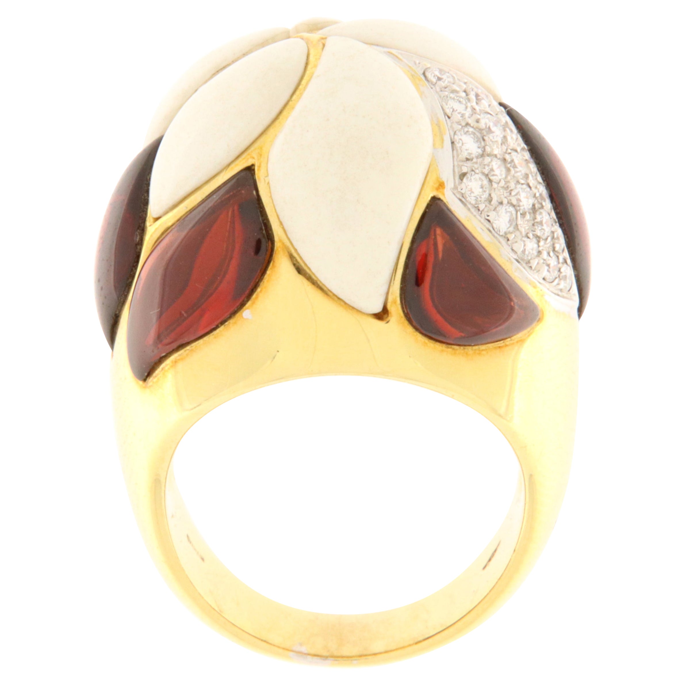 Dome-shaped yellow gold ring with brilliants, white coral and cabochon garnets For Sale