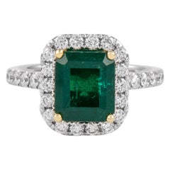 GIA 3.23 Carat Emerald and Diamond Halo Ring 18k Gold (Bague à halo d'émeraude et de diamant)