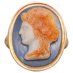 Antico anello cammeo in oro del XVIII secolo italiano Busto di Medusa in pietra dura