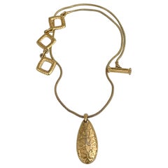 Yves Saint Laurent YSL, collier pendentif vintage en forme de goutte avec monogramme couleur or, années 1980