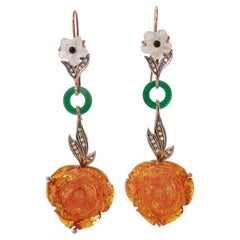 Boucles d'oreilles en or rose et argent avec jade, ambre, pierres blanches et diamants.