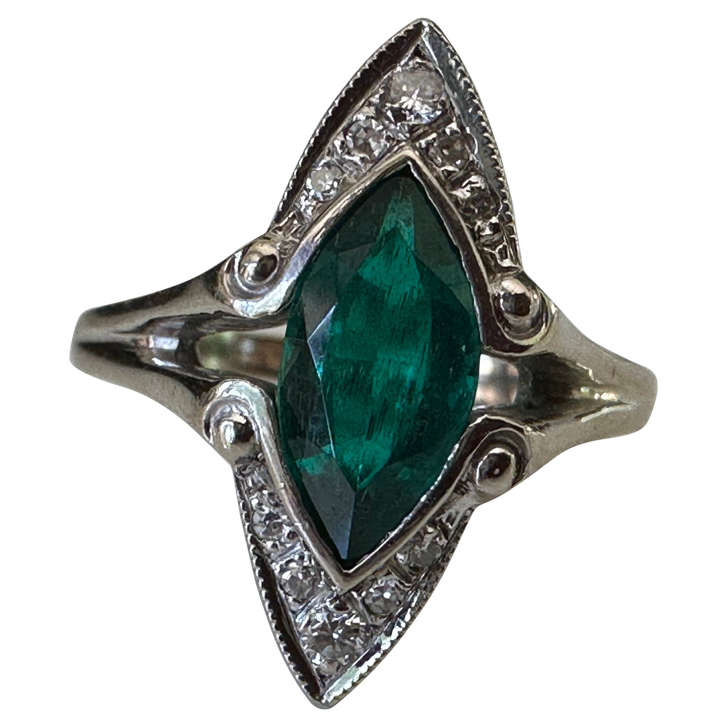 Antiker Navette-Esstellerring mit grünem Smaragd und Diamant  im Angebot