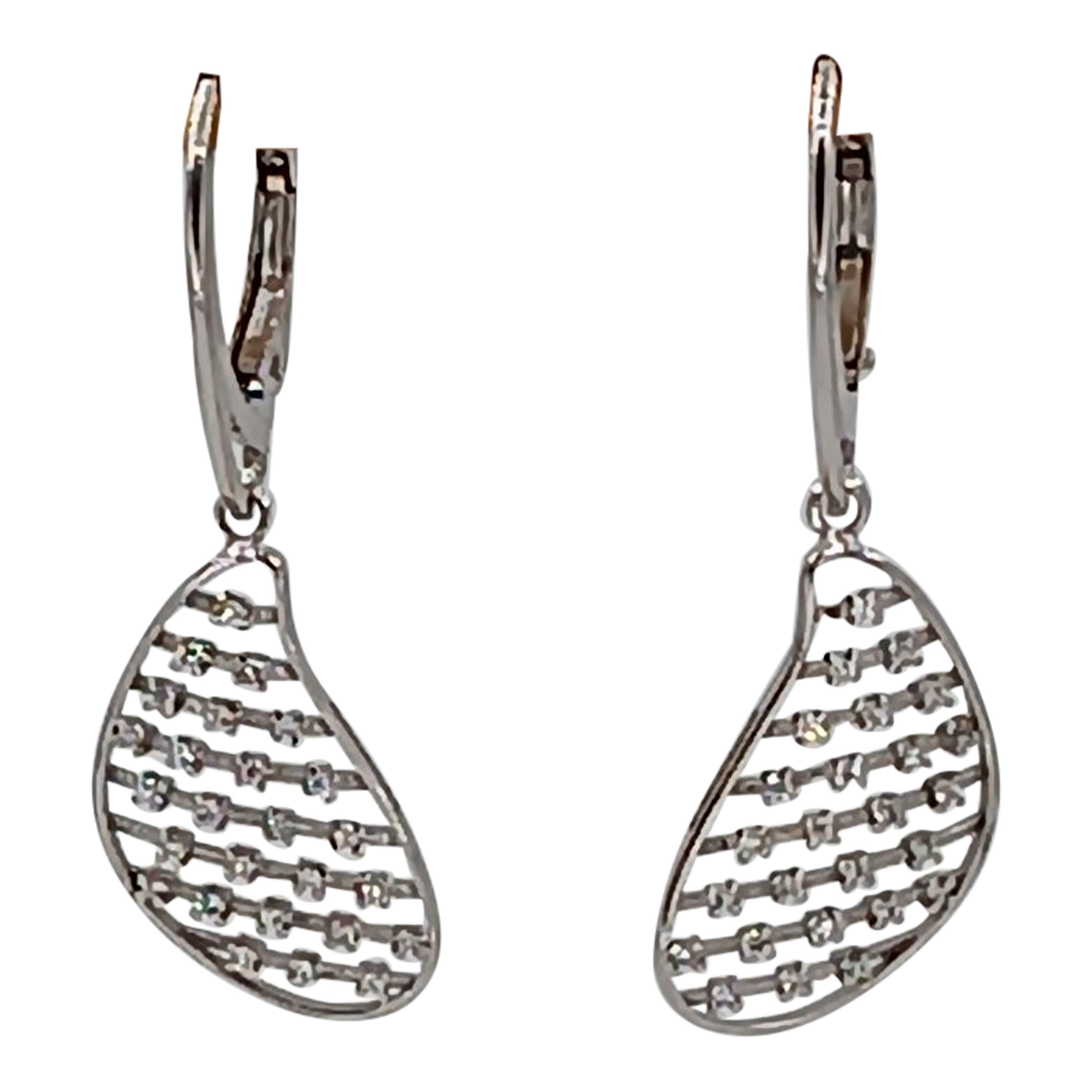 0.26 Carat Vs G Diamonds on 18 Carat White Gold Earrings For Sale