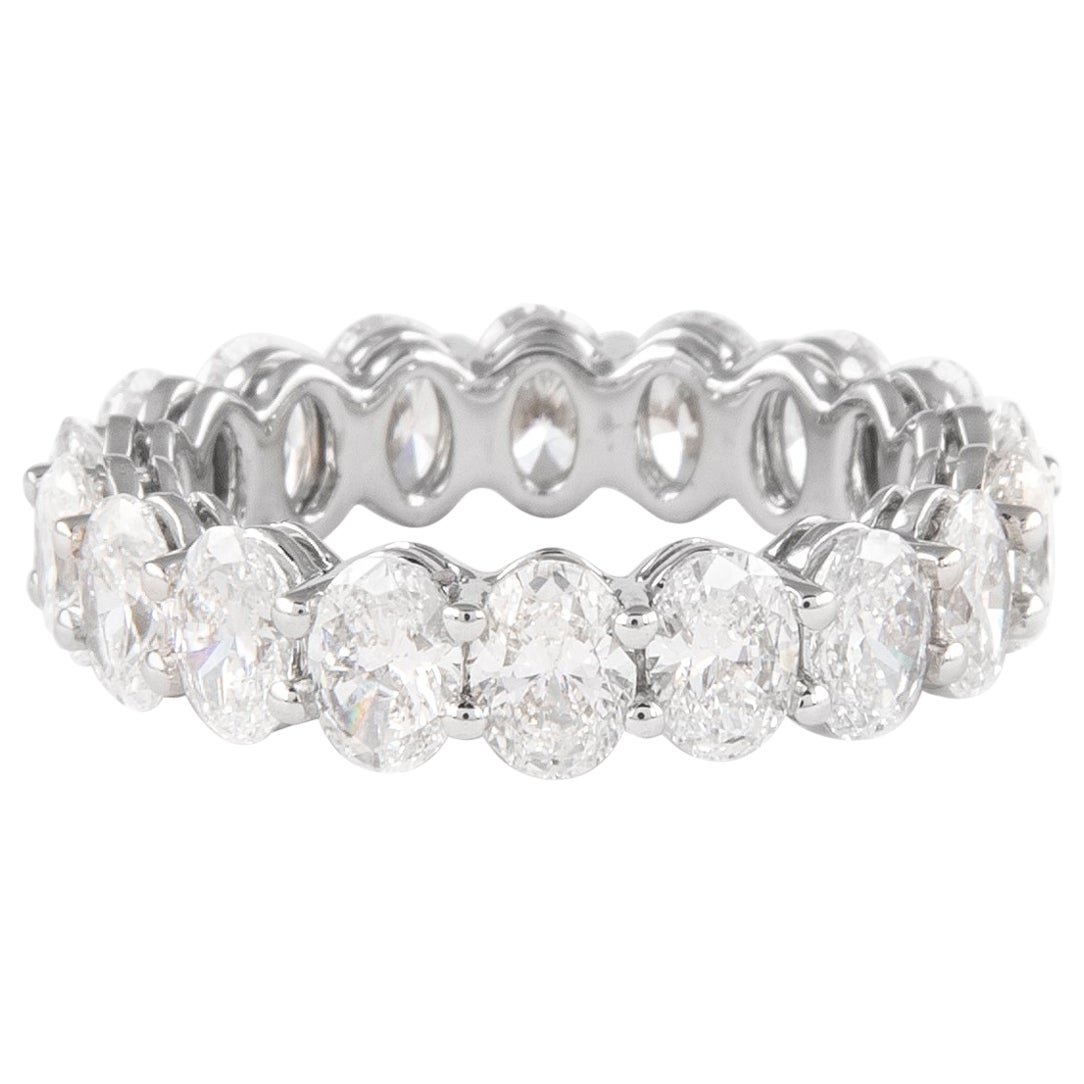 Alexander Eternity-Ring aus 18 Karat Weißgold mit 4,46 Karat Diamanten im Ovalschliff S-6 im Angebot