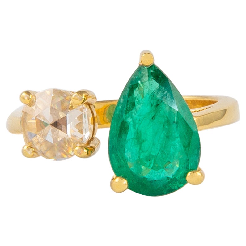 Alexander 2.49 Carat Toi Et Moi Emerald & Rose Cut Diamond Ring 18k Yellow Gold For Sale