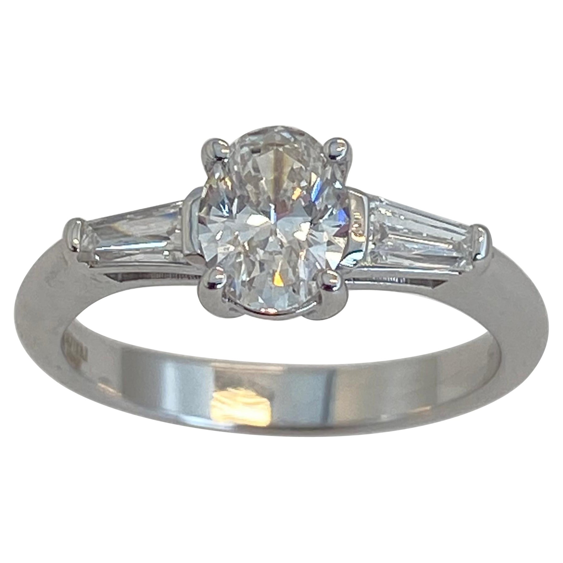 Ct 1.09 Engagement ring, oval cut in 18 kt white gold For Sale