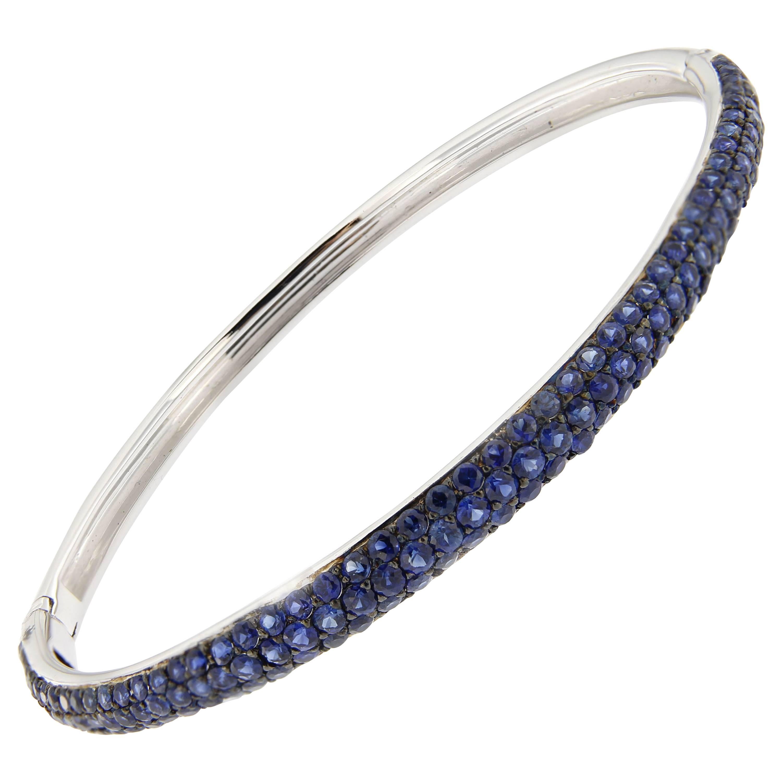Jona Blue Sapphire Pavé 18 Karat White Gold Bangle Bracelet In New Condition In Torino, IT