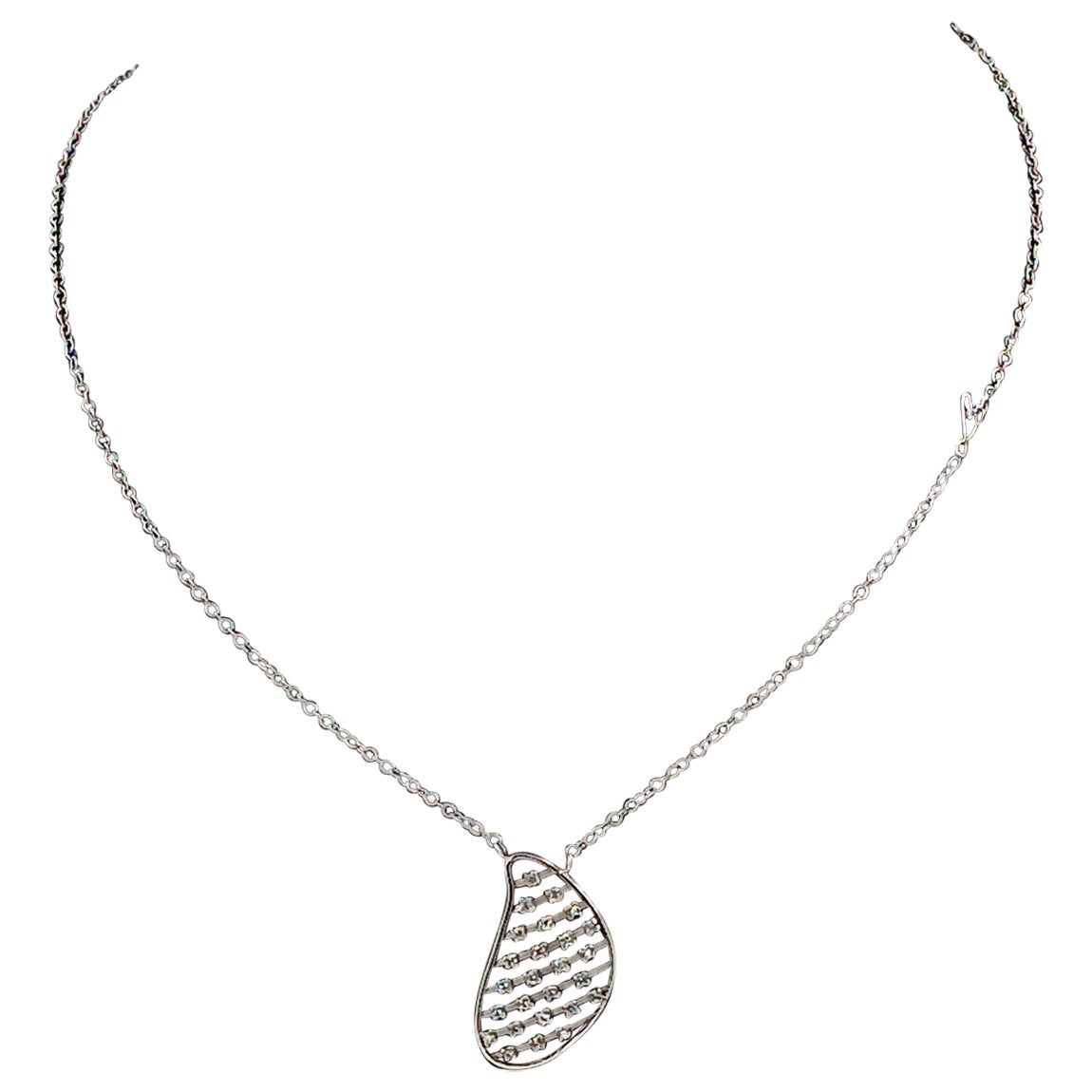 0.26 Carat Vs G Diamonds on 18 Carat white Gold necklace For Sale