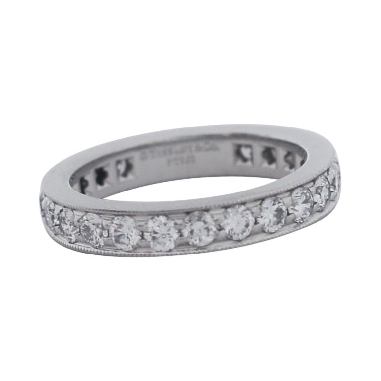 Tiffany & Co. Bague à anneau en platine sertie de diamants de couleur milgrain en vente