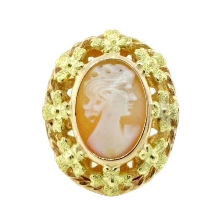 Cameo Ring in 18k Yellow Gold For Sale