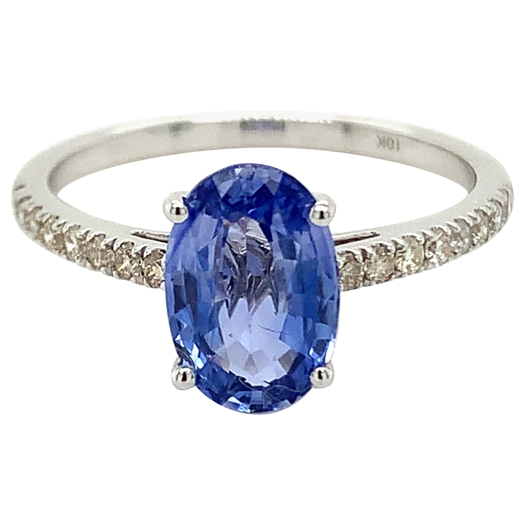 Bague en or blanc 10 carats avec saphir bleu de forme ovale de 1,88 carat et diamants en vente