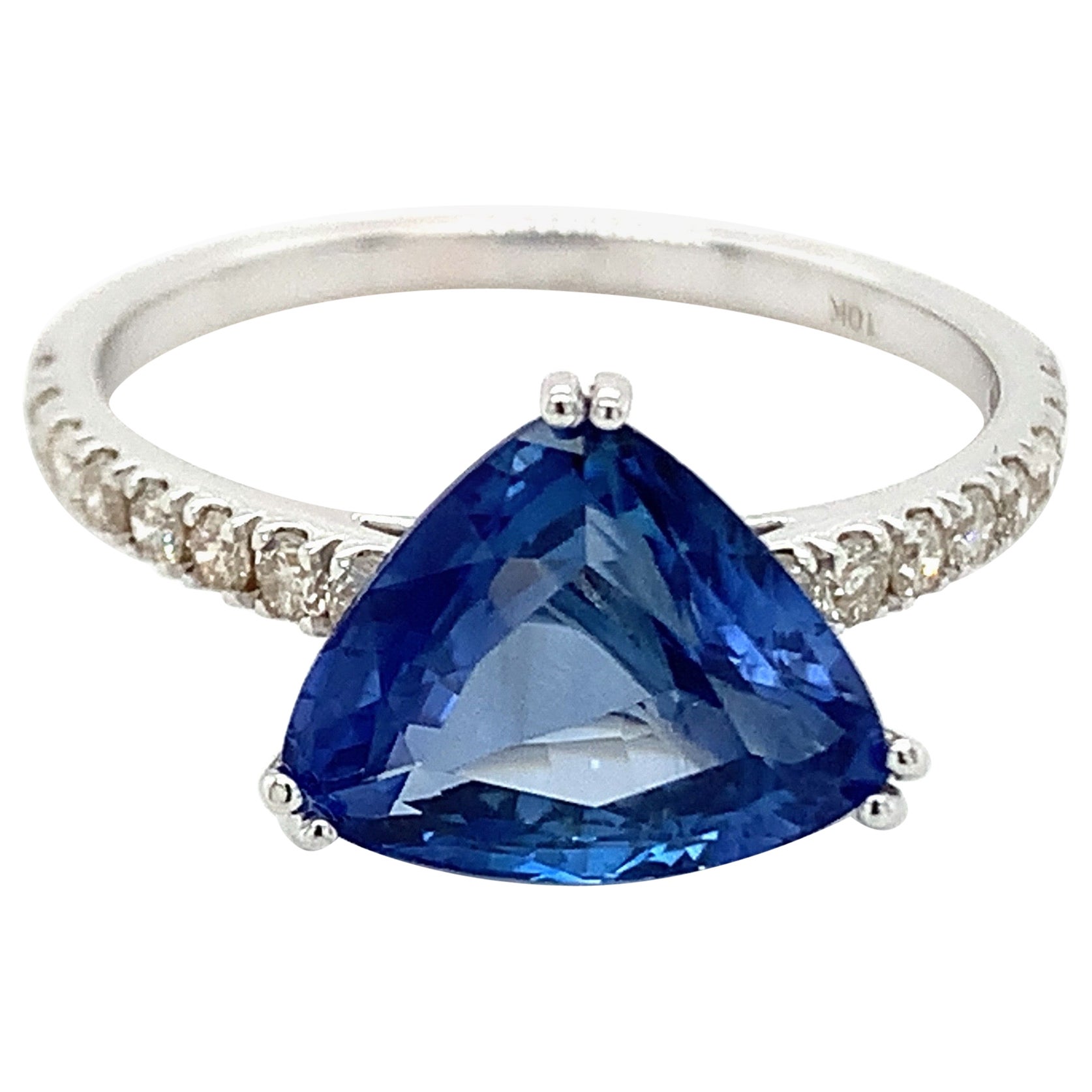 Bague en or blanc 10 carats avec saphir bleu en forme de trillion de 2,93 carats et diamants