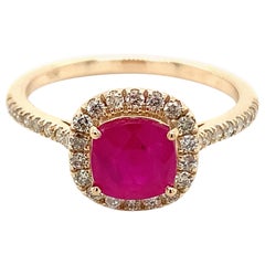 Bague en or jaune 10 carats avec rubis de forme coussin de 1,25 carat et diamants