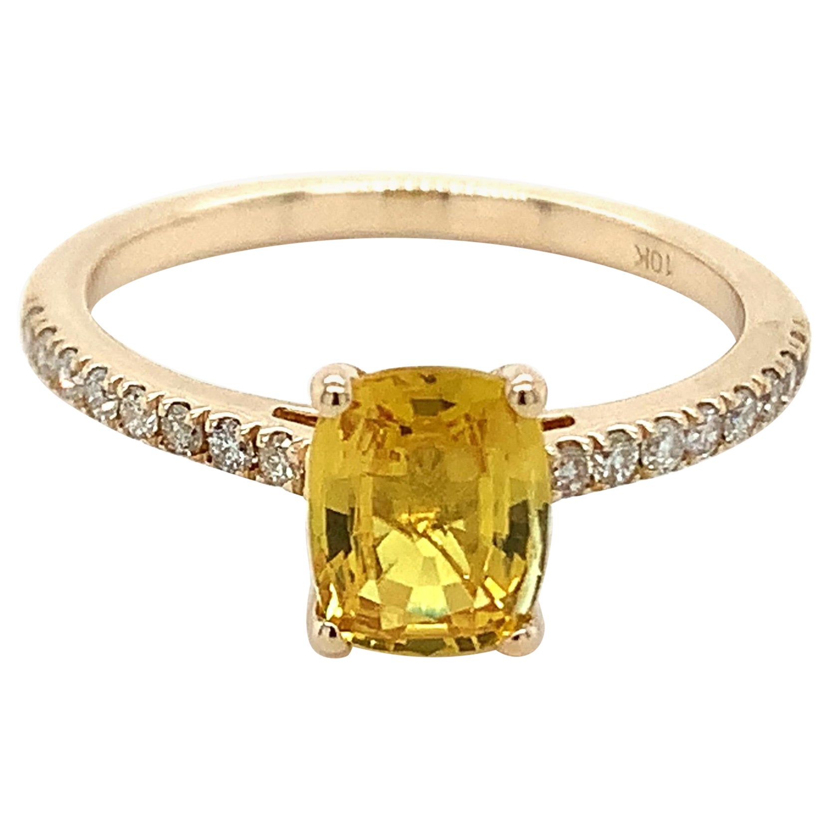 Bague en or jaune 10 carats avec saphir jaune taille coussin de 1,31 carat et diamants en vente