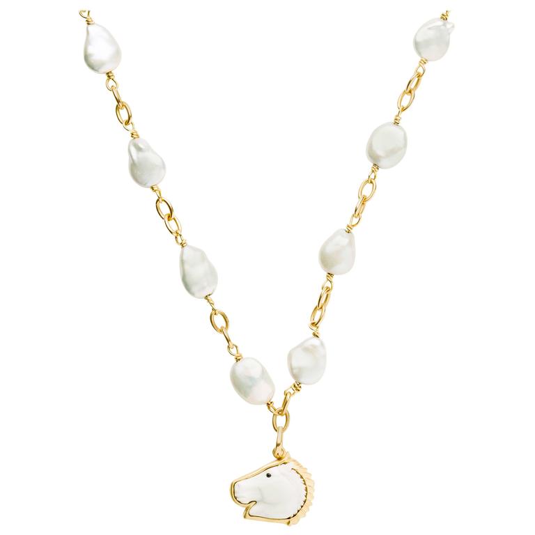 Pearl Gold Chain with Horse Head Pendant For Sale at 1stDibs