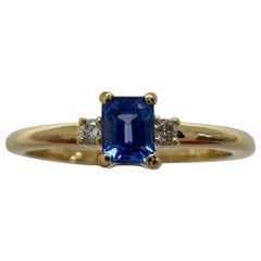 Délicate bague en or 18 carats à trois pierres avec saphir bleu taille émeraude de Ceylan et diamants