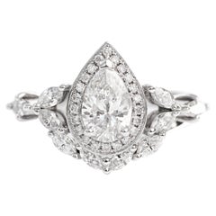Conjunto único de dos anillos de compromiso con halo de diamantes pera "Musa"