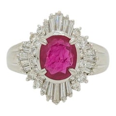 Bague en platine avec rubis de forme ovale et diamants ronds et baguettes