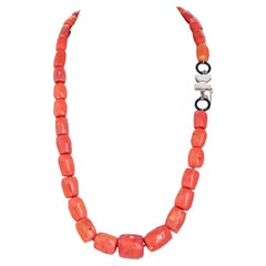 Collier en corail, pierres blanches, rubis, onyx, or rose et argent