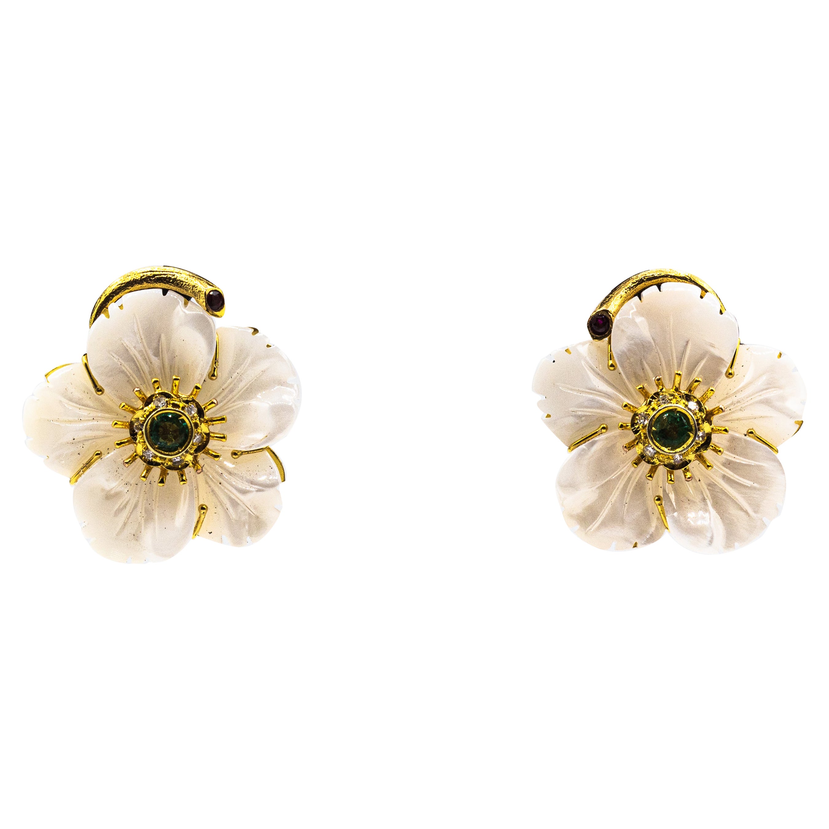 Jugendstil Diamant-Smaragd-Rubin-Perlmutt-Ohrringe aus Gelbgold mit Blumen im Angebot