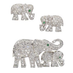 Cartier Diamant- und Smaragd-Elefantenbrosche und Ohrringe aus Platin.