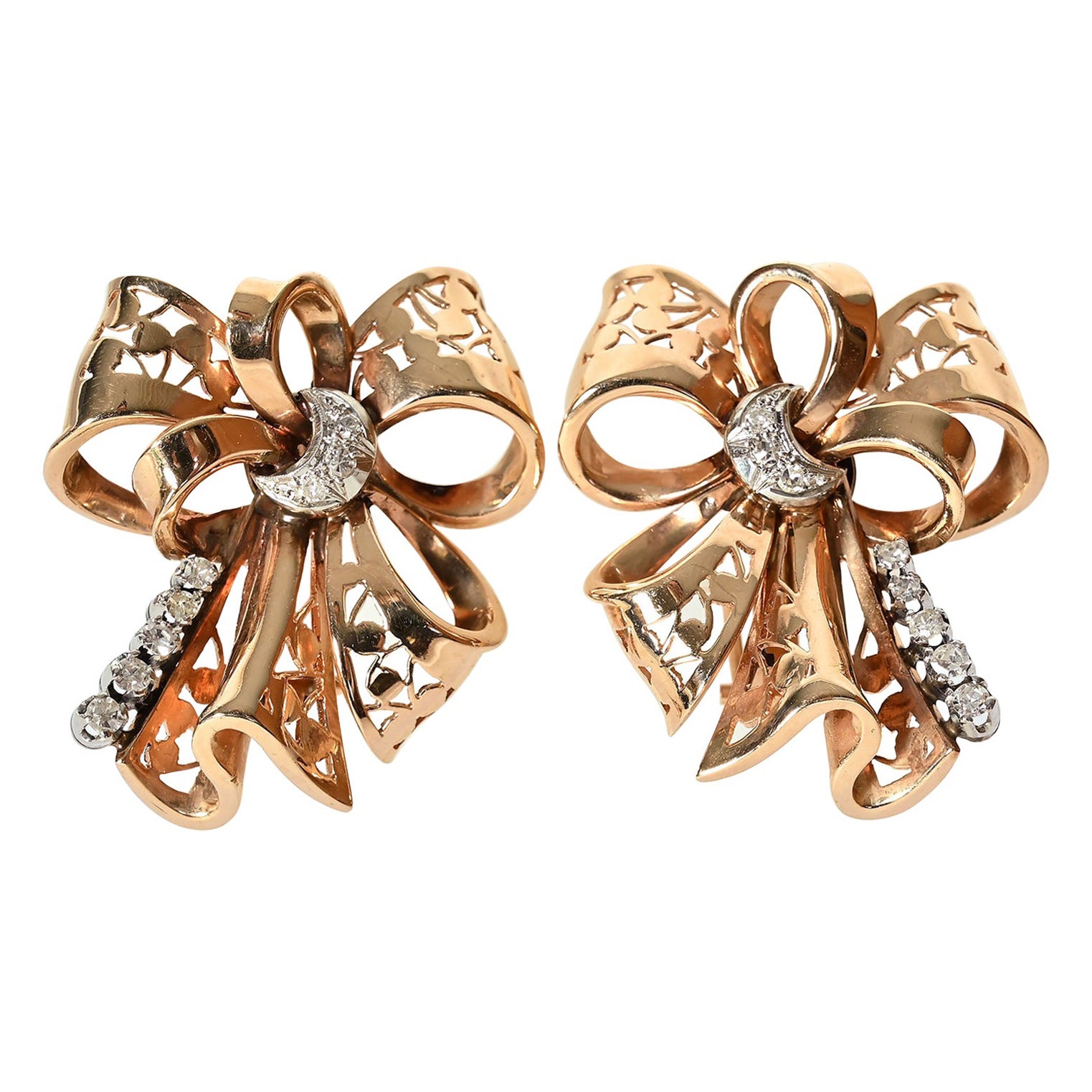 Retro Goldschleifen-Ohrringe mit Diamanten im Angebot