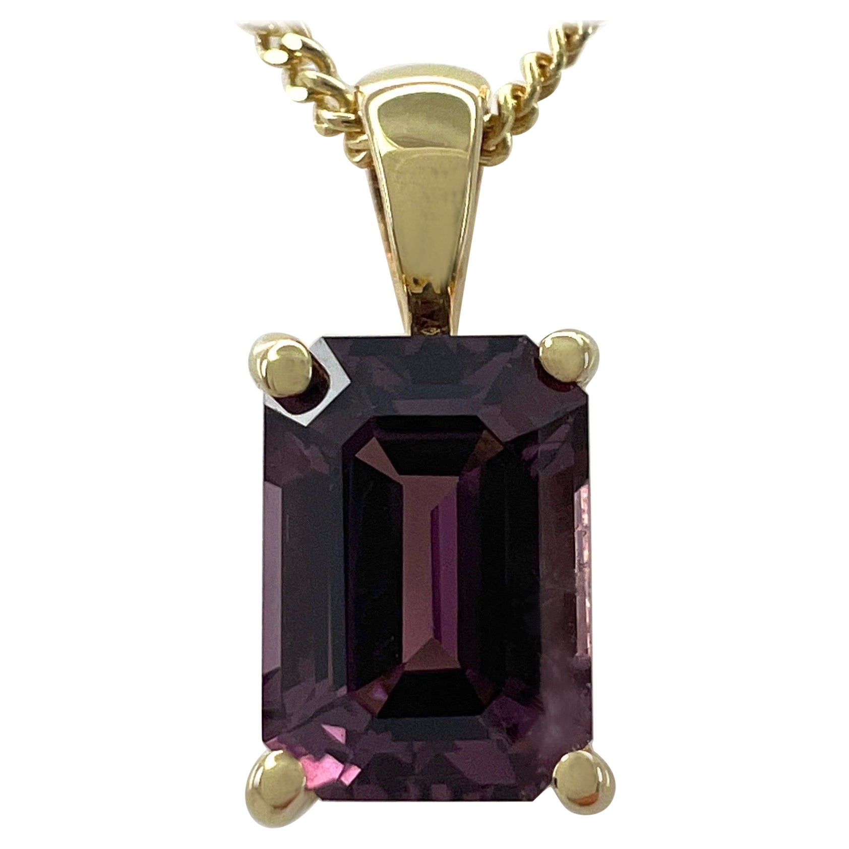 1.17 Carat Vivid Pink Purple Spinel Emerald Cut Yellow Gold Pendant Necklace en vente