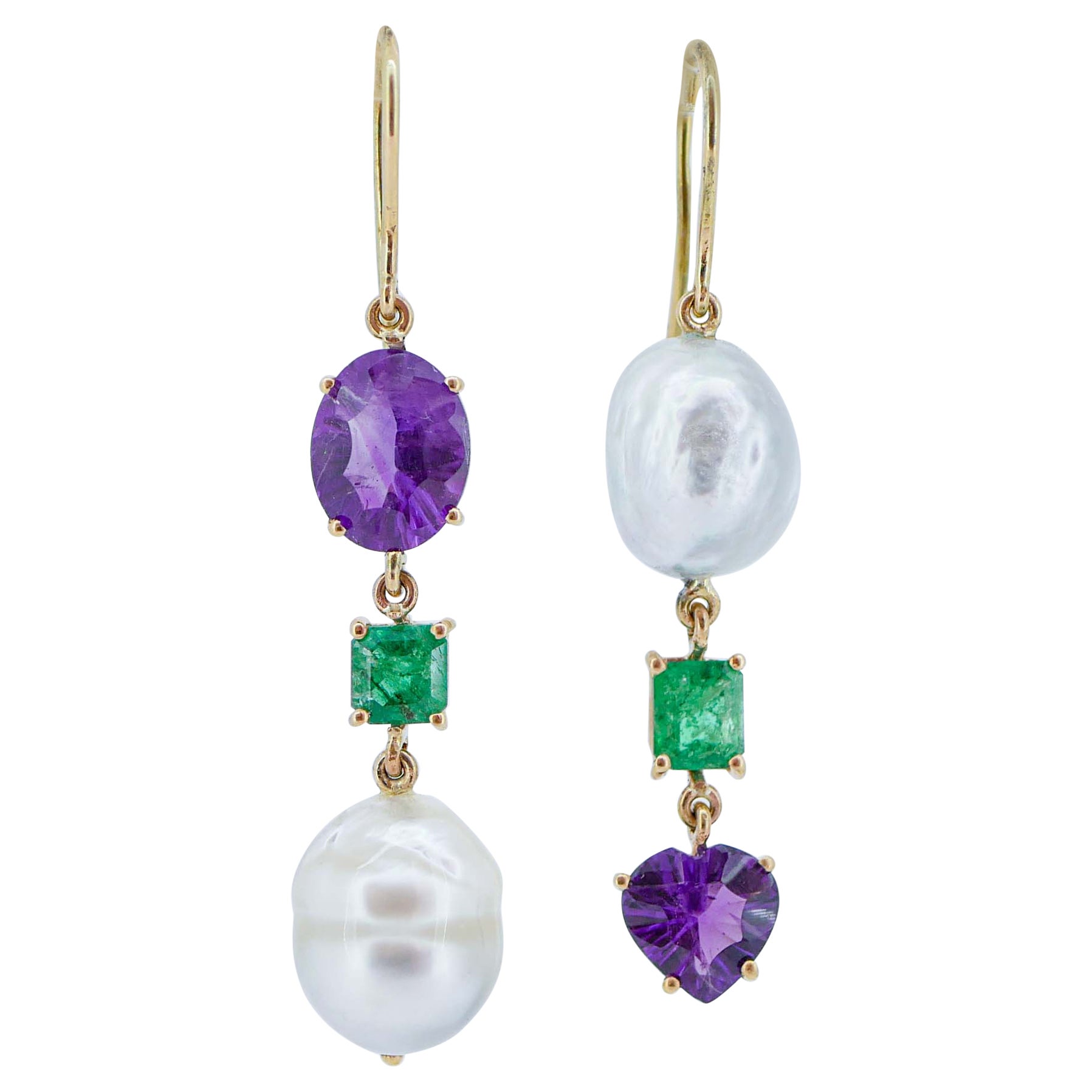 Boucles d'oreilles pendantes en or rose 14 carats, perles, améthystes et émeraudes.