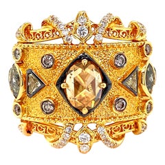 Statement-Ring aus 18 Karat Gelbgold mit farbigem Diamanten im Barockdesign