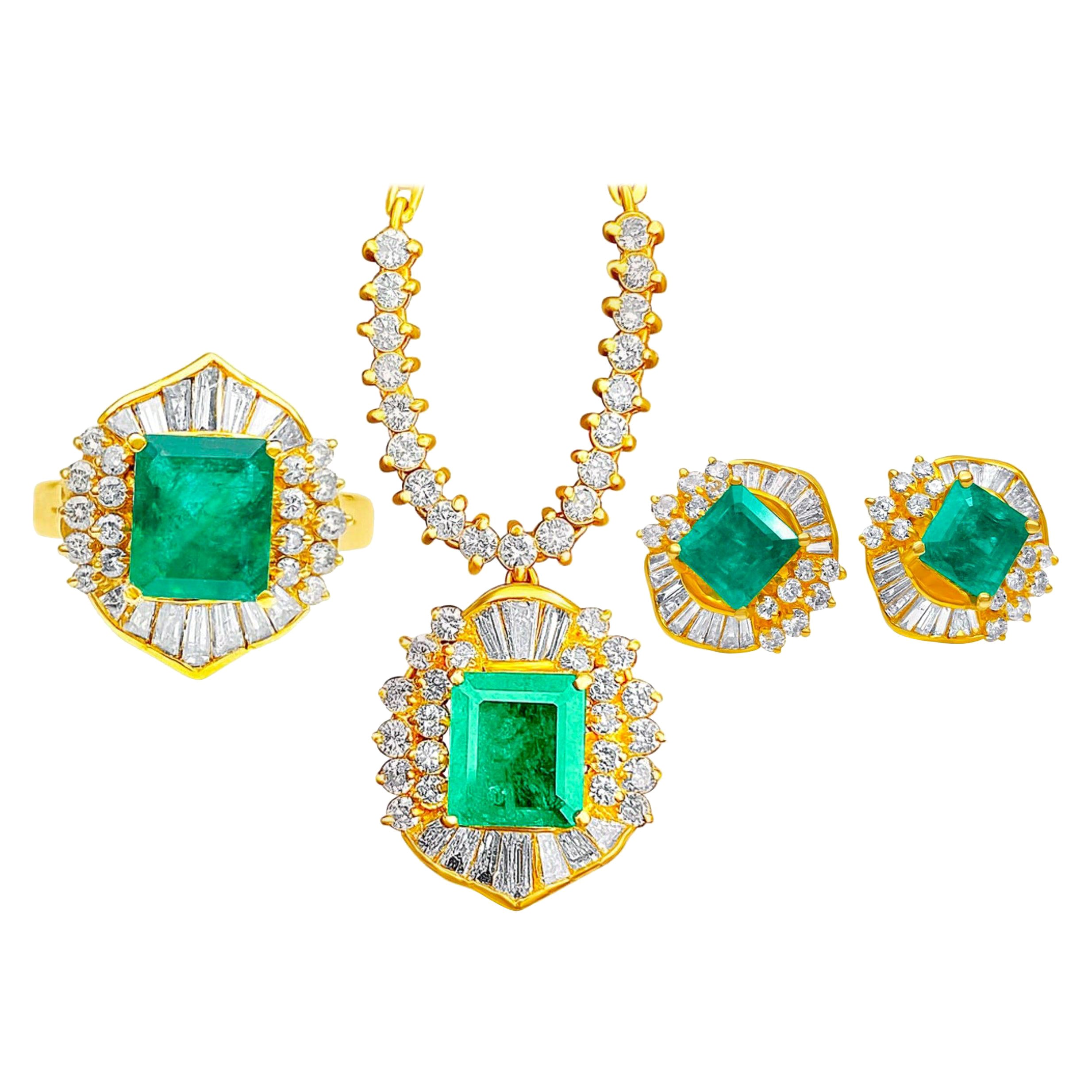 7,41 Karat kolumbianischer Smaragd- und Diamant-Anhänger, Ohrring und Ring aus 18 Karat Gold im Angebot
