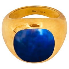 Un lapis-lazuli en forme de coussin monté sur une bague de signalisation en or jaune 18 carats 