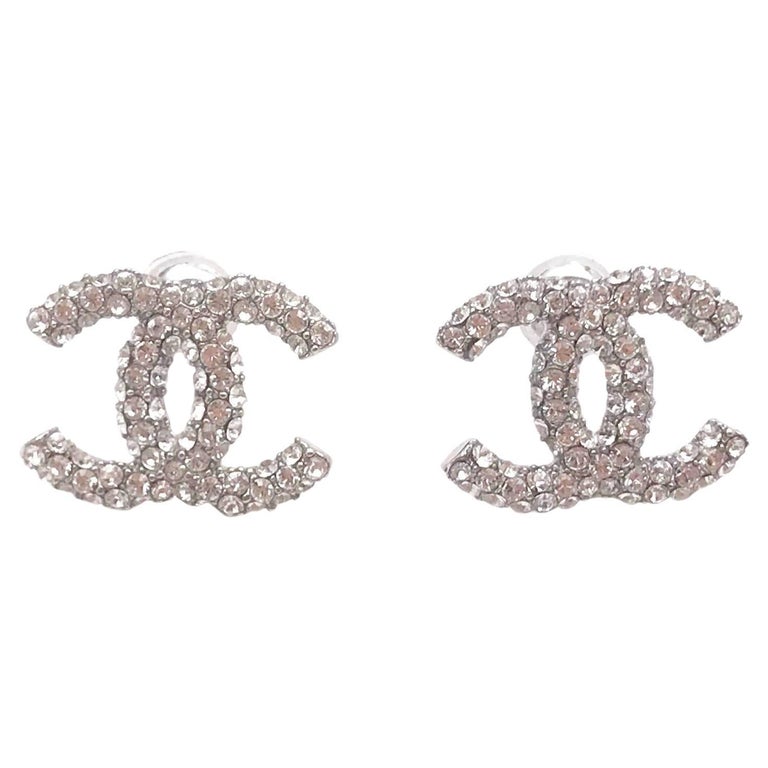 Chanel - Boucles d'oreilles Pierce en cristal CC argenté sur 1stDibs |  boucle d'oreille chanel