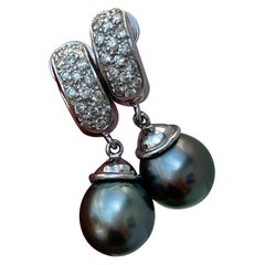 Merveilleuses boucles d'oreilles vintage en or blanc 18 carats avec diamants et perles 
