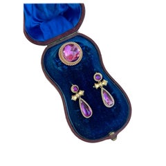 Antike rosa Foiled-Cabochon-Brosche und Ohrringe in antiker Schachtel 
