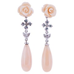 Diamants blancs et bleus fantaisie, corail rose, 14 carats  Boucles d'oreilles pendantes en or blanc.
