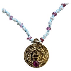 Collier ras du cou en tourmaline rose, perles blanches, opale et rubis en forme de cœur sacré