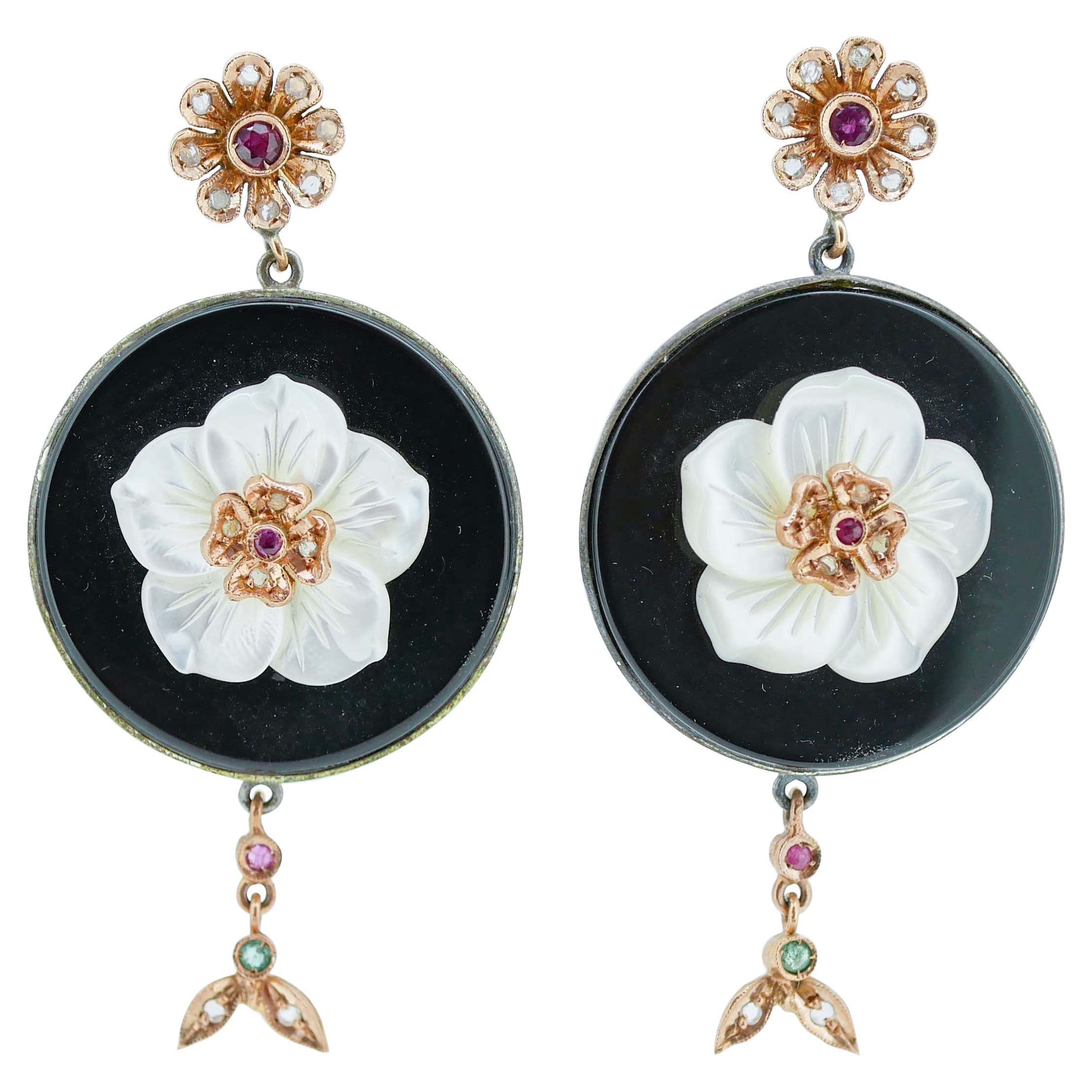 Boucles d'oreilles en onyx, pierres blanches, diamants, rubis, émeraudes et or rose.