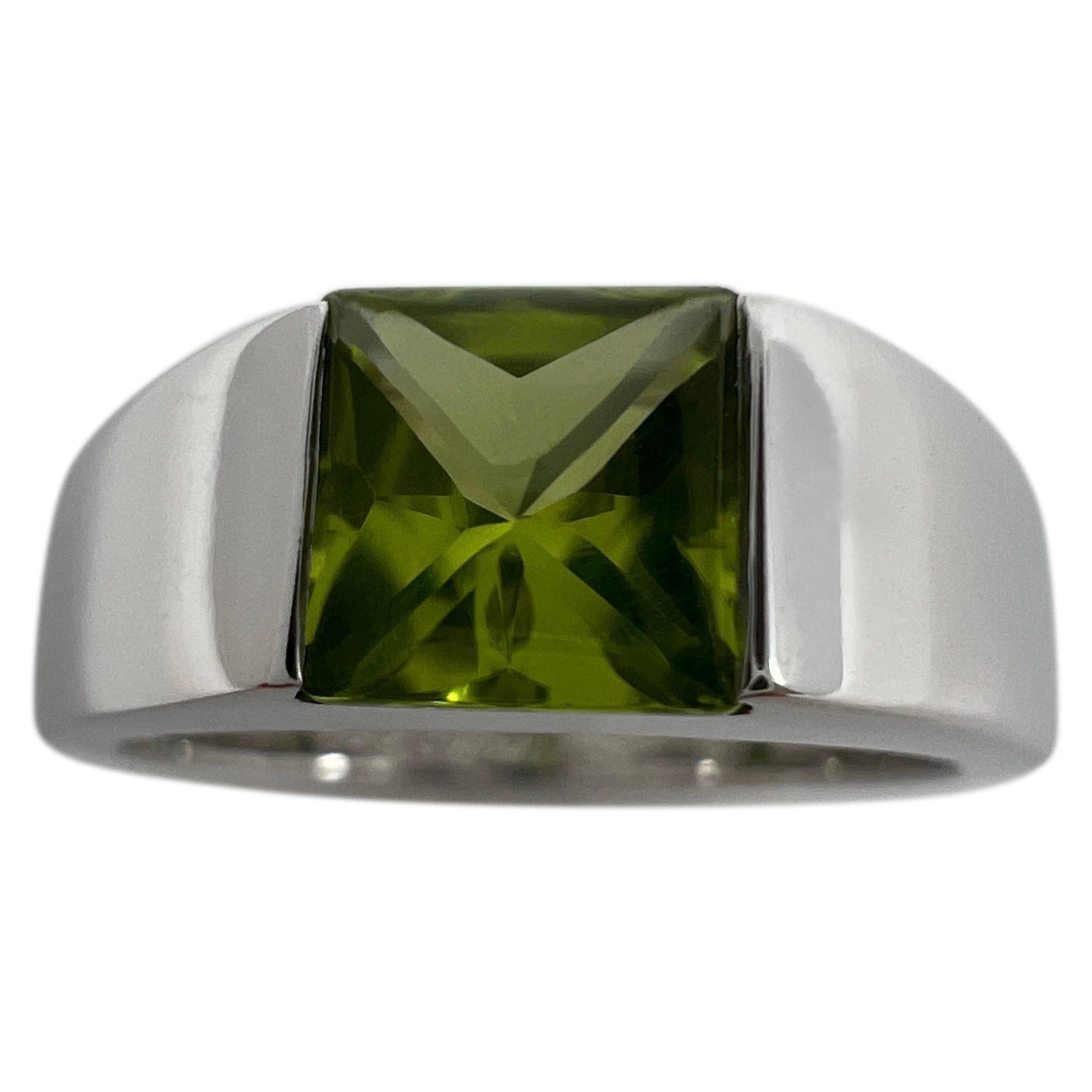 Vintage Cartier Vivid Green Peridot 18 Karat White Gold Tank Band Solo Ring 51 en vente