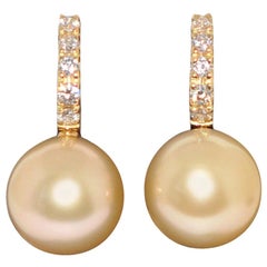 Boucles d'oreilles en goutte en or jaune 18 carats avec perles des mers du Sud et diamants blancs