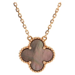 Van Cleef & Arpels, collier pendentif Alhambra vintage en or rose 18 carats