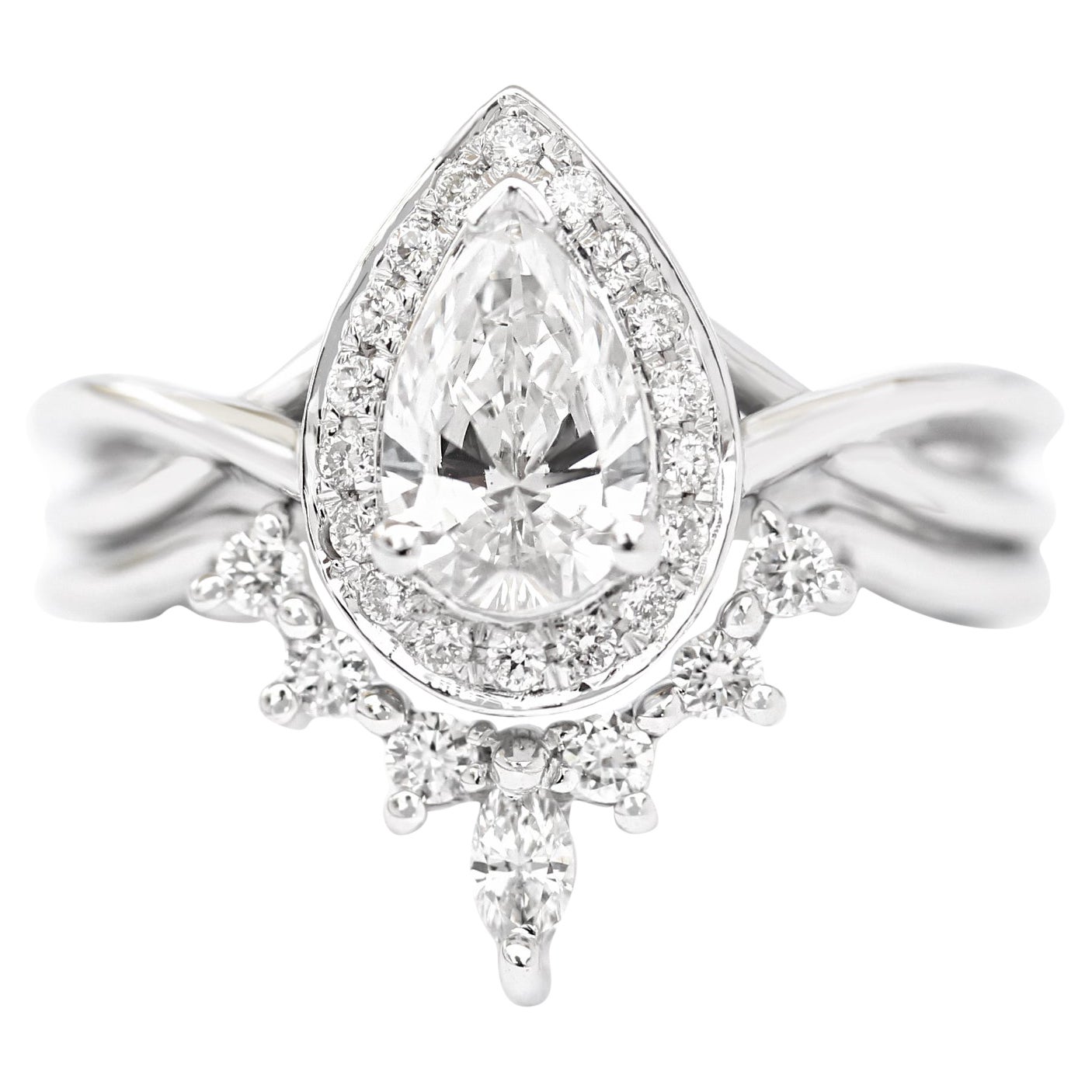 Birnenförmiger Diamant-Halo-Twist-Ring mit passendem Romi-Hochzeitsring