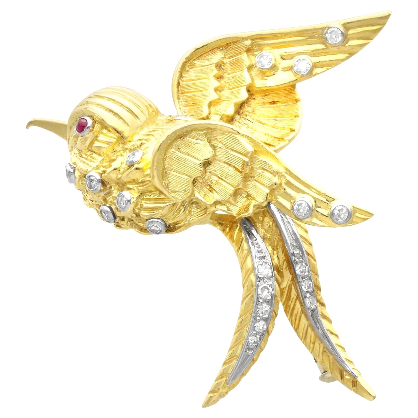 Broche oiseau ancienne en or jaune 18 carats avec diamants de 0,19 carat et rubis