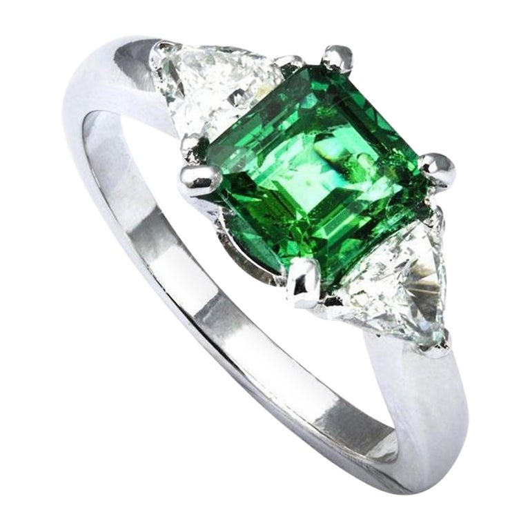No Reserve!! IGI Certified Carat 2.53 Emerald and Trillion Diamonds on Ring