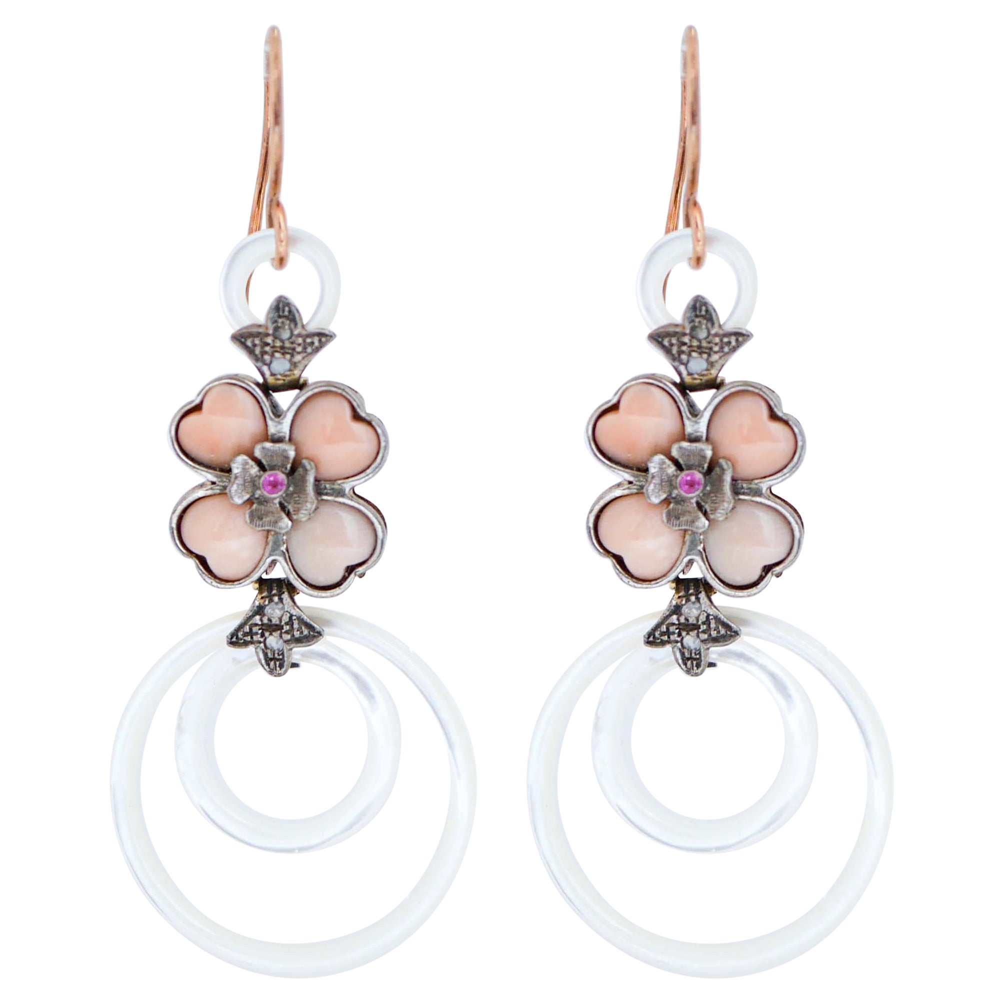 Boucles d'oreilles en corail, pierres blanches, rubis, diamants et or rose.